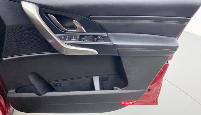 2018 Mahindra XUV500 W11 AT, Diesel, Automatic, 54,467 km, Driver Side Door Panels Control