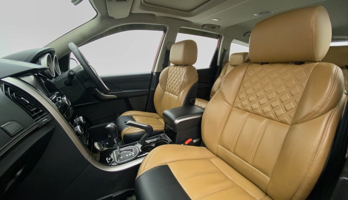 2018 Mahindra XUV500 W11 AT, Diesel, Automatic, 54,467 km, Right Side Front Door Cabin