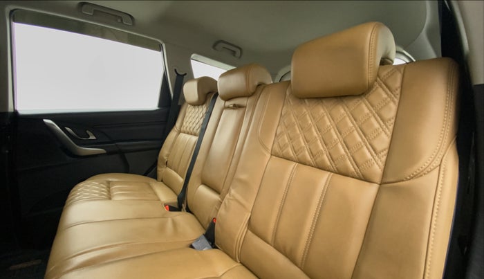 2018 Mahindra XUV500 W11 AT, Diesel, Automatic, 54,467 km, Right Side Rear Door Cabin