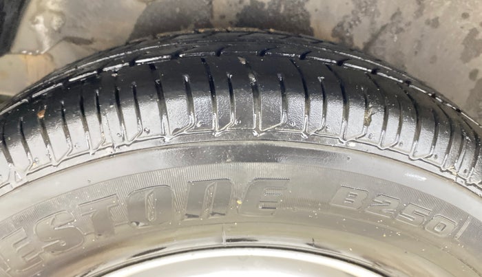 2015 Hyundai i10 MAGNA 1.1, Petrol, Manual, 28,831 km, Right Rear Tyre Tread