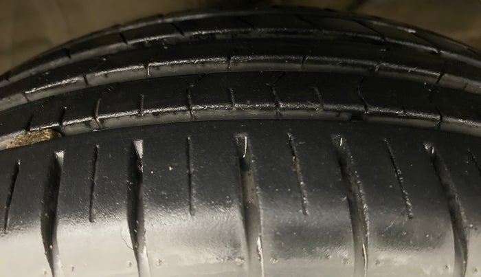 2018 Maruti Swift ZXI D, Petrol, Manual, 17,442 km, Right Front Tyre Tread