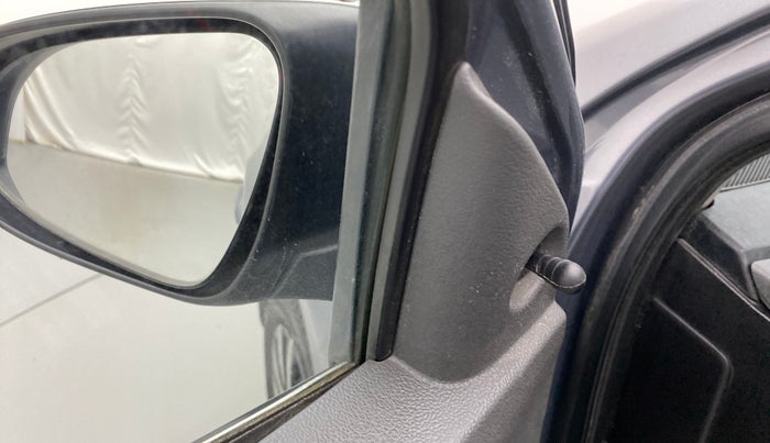 2013 Toyota Etios Liva GD, Diesel, Manual, 1,07,929 km, Left rear-view mirror - ORVM knob broken and not working