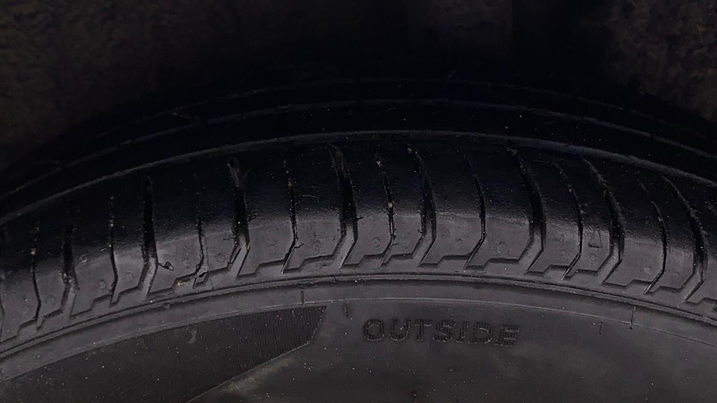 2021 Hyundai NEW I20 ASTA 1.2 AT, Petrol, Automatic, 1,02,328 km, Left Rear Tyre Tread