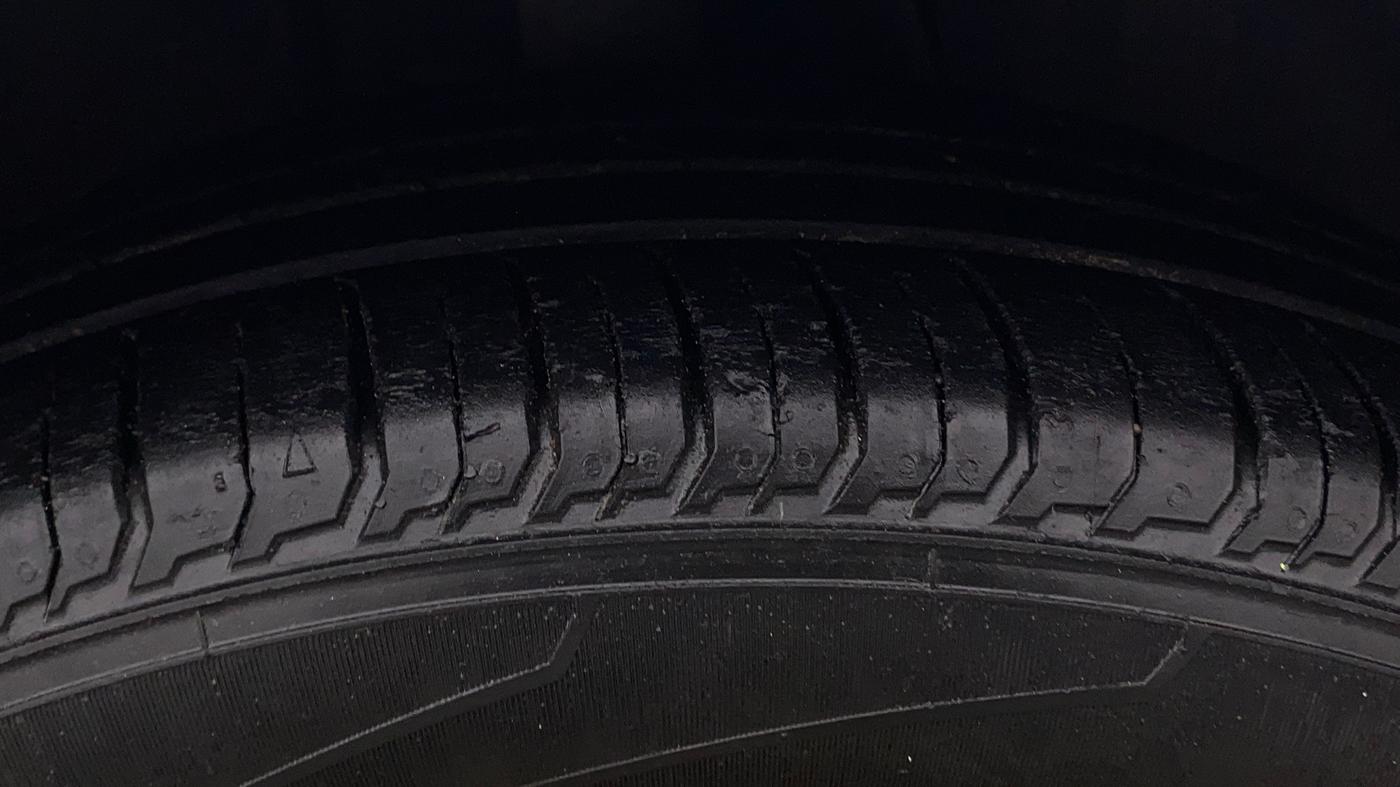 2021 Hyundai NEW I20 ASTA 1.2 AT, Petrol, Automatic, 1,02,328 km, Right Front Tyre Tread