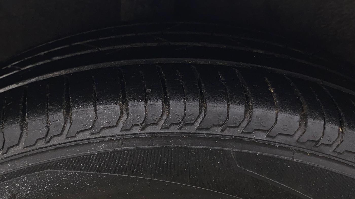 2021 Hyundai NEW I20 ASTA 1.2 AT, Petrol, Automatic, 1,02,328 km, Right Rear Tyre Tread