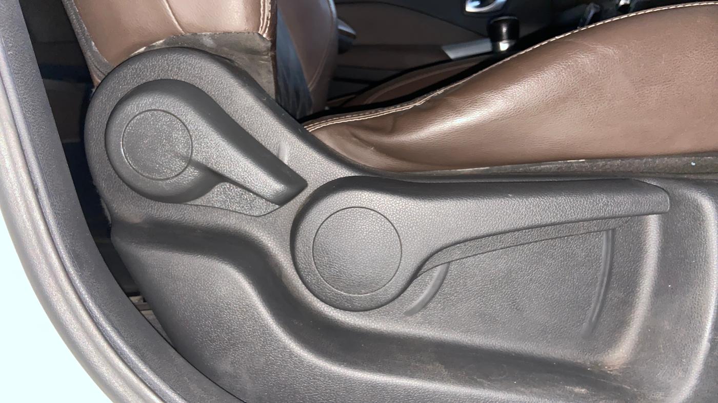 2019 Nissan Kicks XV PREMIUM (O) DIESEL, Diesel, Manual, 1,39,313 km, Driver Side Adjustment Panel