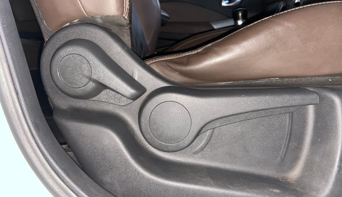 2019 Nissan Kicks XV PREMIUM (O) DIESEL, Diesel, Manual, 1,39,290 km, Driver Side Adjustment Panel