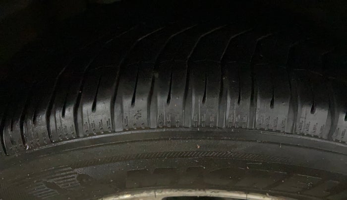 2019 Nissan Kicks XV PREMIUM (O) DIESEL, Diesel, Manual, 1,39,290 km, Right Rear Tyre Tread