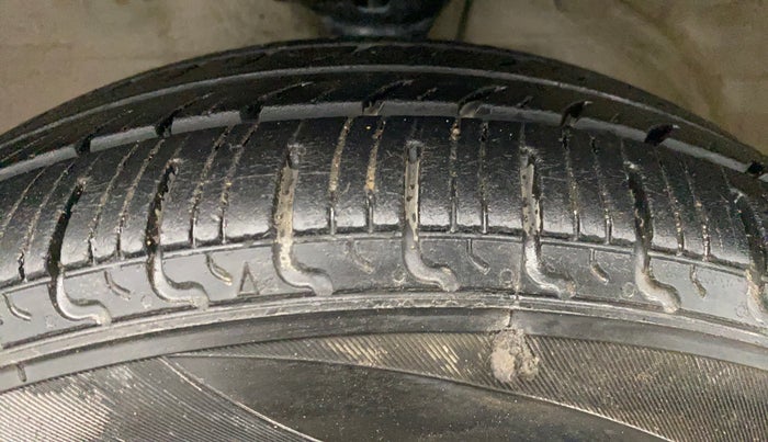 2015 Maruti Wagon R 1.0 VXI, Petrol, Manual, 73,079 km, Left Front Tyre Tread