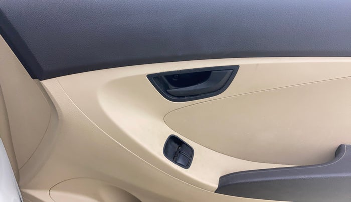 2016 Hyundai Eon ERA +, Petrol, Manual, 35,872 km, Driver Side Door Panels Control