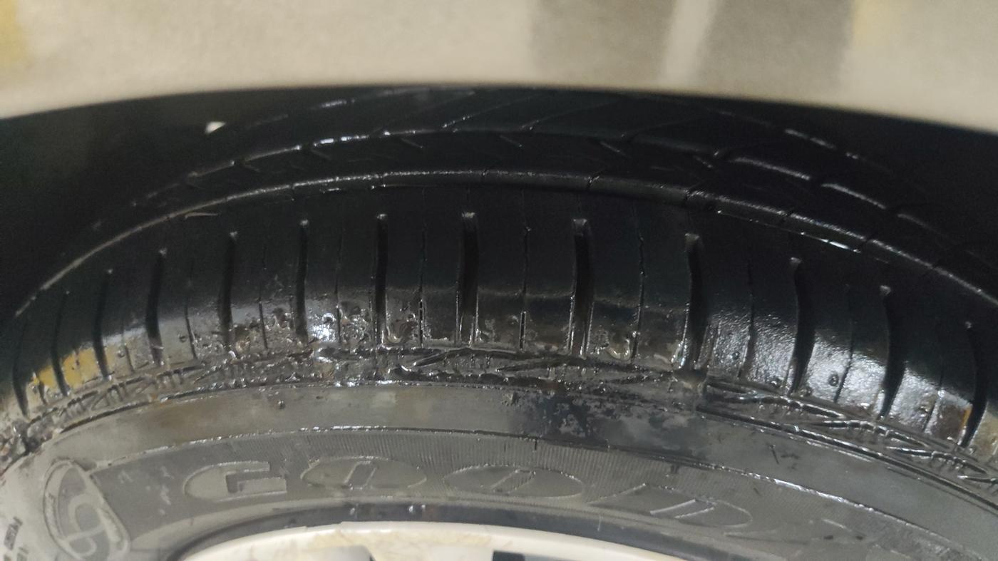 2017 Maruti Dzire VXI, Petrol, Manual, 49,504 km, Left Front Tyre Tread