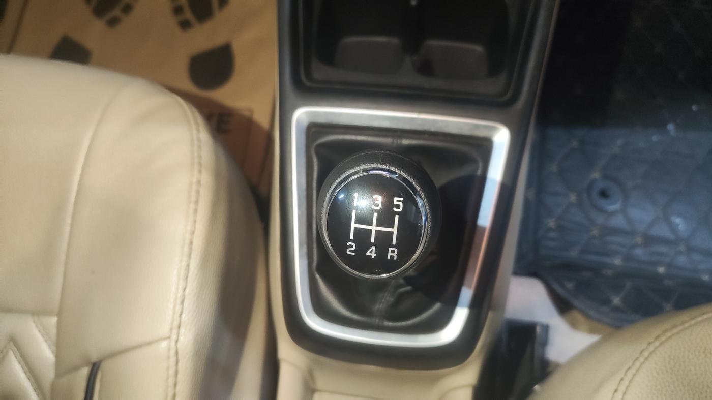 2017 Maruti Dzire VXI, Petrol, Manual, 49,504 km, Gear Lever