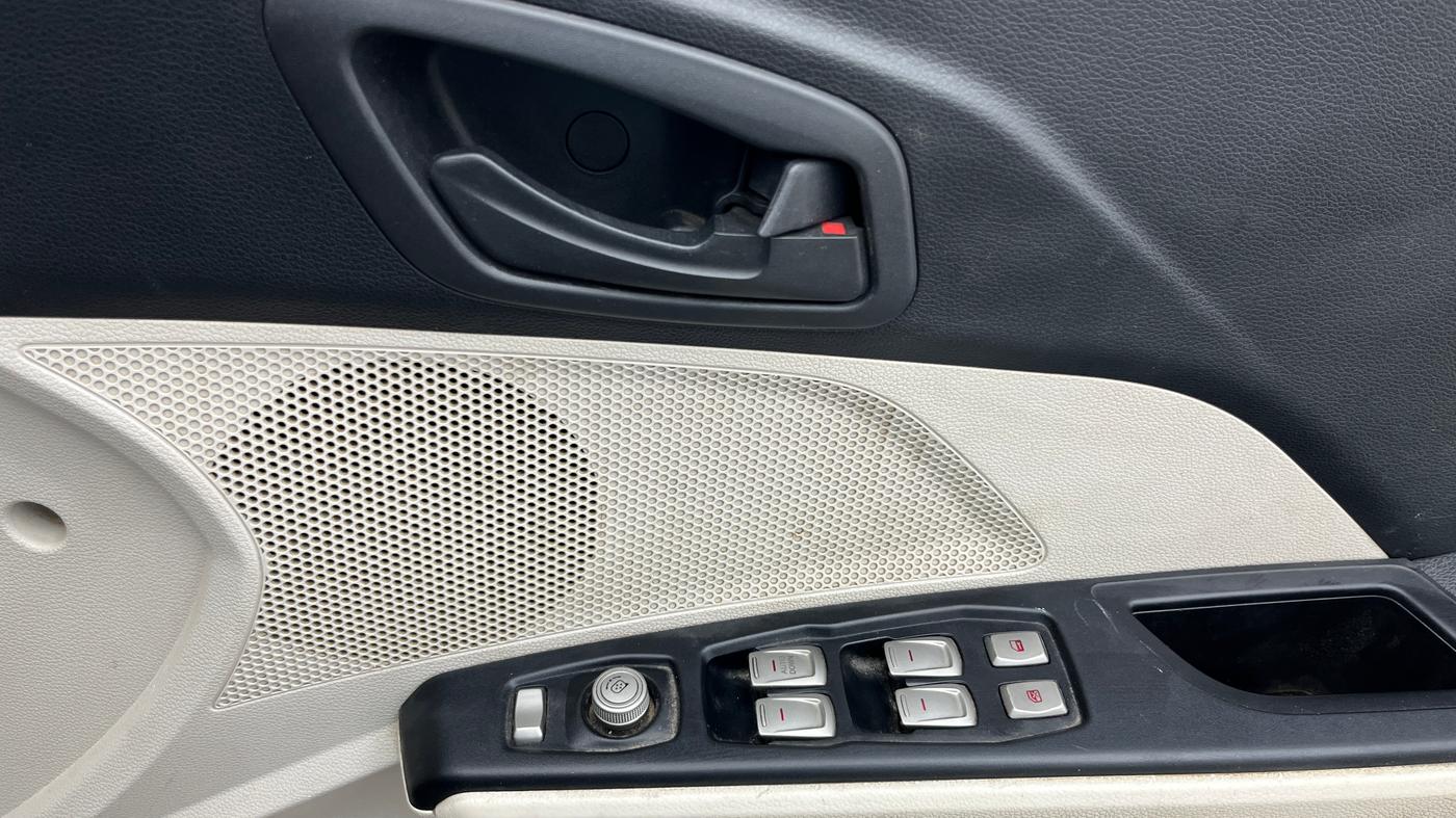 2022 Mahindra XUV300 W6 1.5 Diesel, Diesel, Manual, 72,136 km, Driver Side Door Panels Control