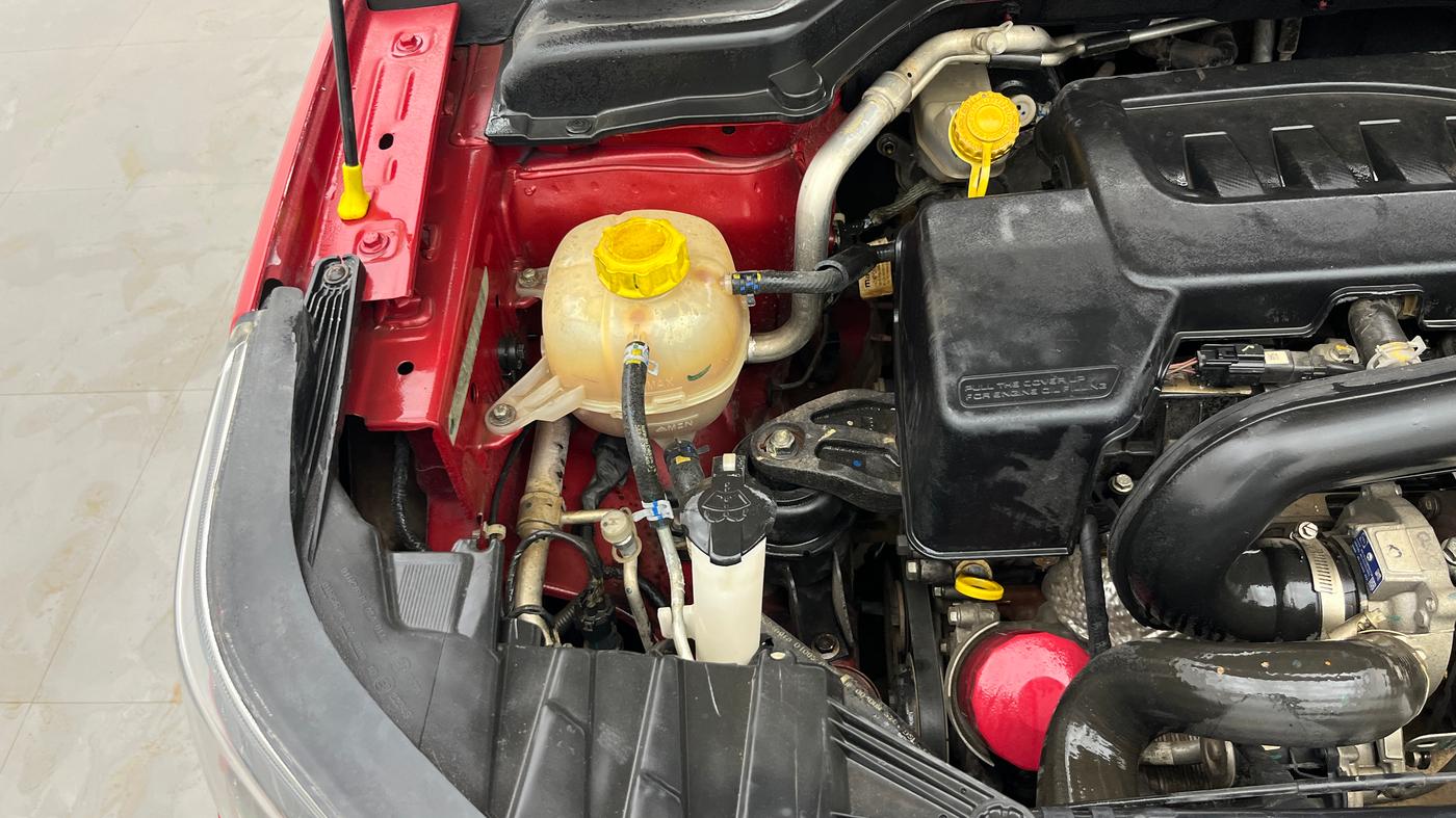 2022 Mahindra XUV300 W6 1.5 Diesel, Diesel, Manual, 72,136 km, Engine View - Right