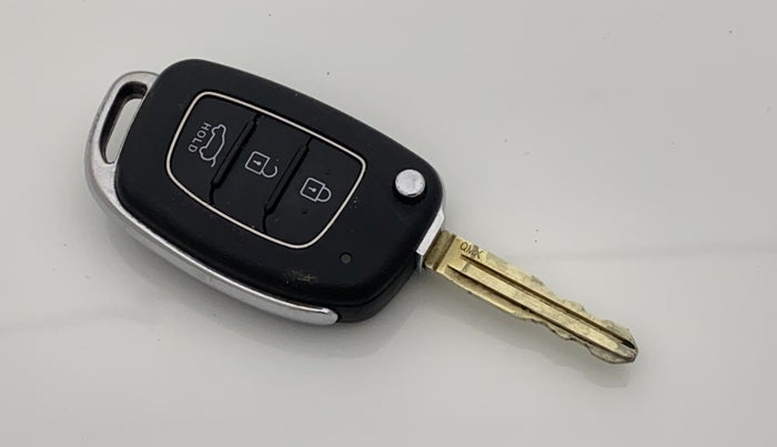 2022 Hyundai VENUE S (O) 1.0 TURBO IMT, Petrol, Manual, 75,335 km, Key Close Up