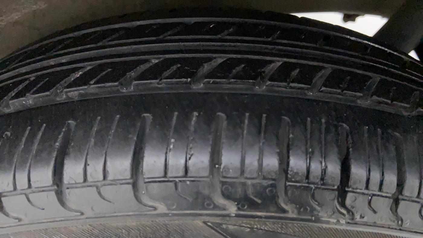2018 Maruti Wagon R 1.0 LXI CNG, CNG, Manual, 69,638 km, Left Front Tyre Tread