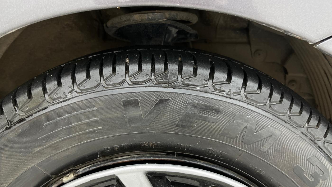 2017 Hyundai Eon MAGNA +, Petrol, Manual, 51,189 km, Right Front Tyre Tread