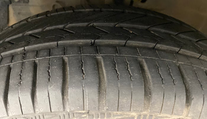 2013 Maruti Ertiga ZXI, Petrol, Manual, 66,776 km, Left Front Tyre Tread