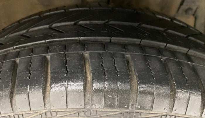 2013 Maruti Ertiga ZXI, Petrol, Manual, 66,776 km, Right Front Tyre Tread