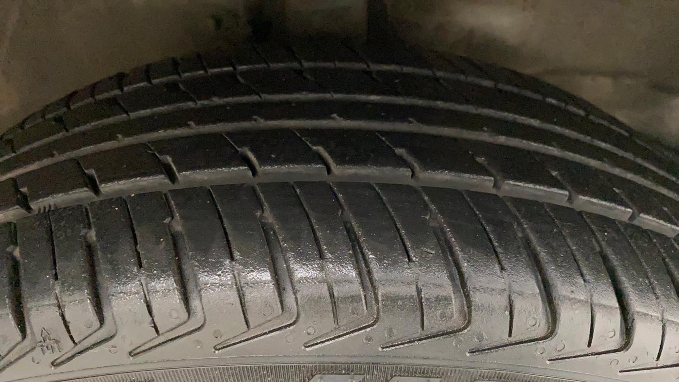 2016 Maruti Wagon R 1.0 VXI AMT, Petrol, Automatic, 69,324 km, Right Front Tyre Tread