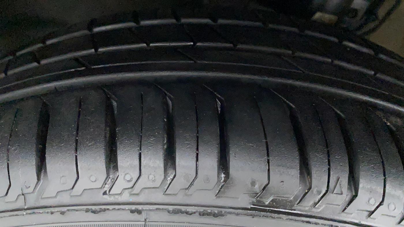 2017 Volkswagen Vento HIGHLINE 1.2 TSI AT, Petrol, Automatic, 45,916 km, Left Front Tyre Tread