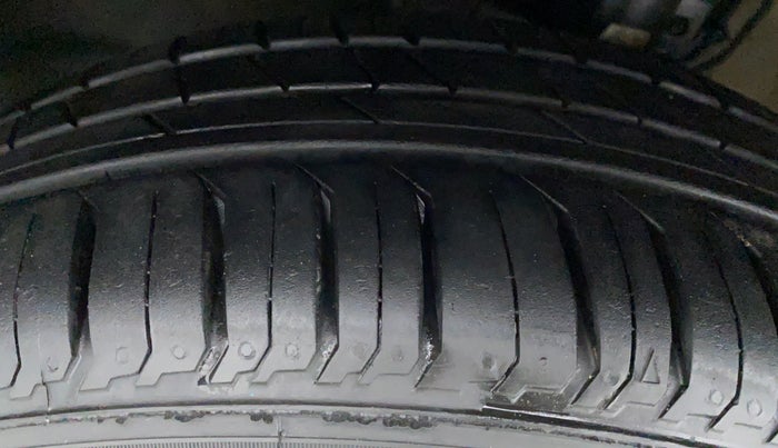 2017 Volkswagen Vento HIGHLINE 1.2 TSI AT, Petrol, Automatic, 45,916 km, Left Front Tyre Tread
