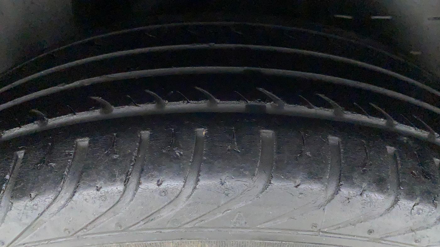 2017 Volkswagen Vento HIGHLINE 1.2 TSI AT, Petrol, Automatic, 45,916 km, Right Rear Tyre Tread
