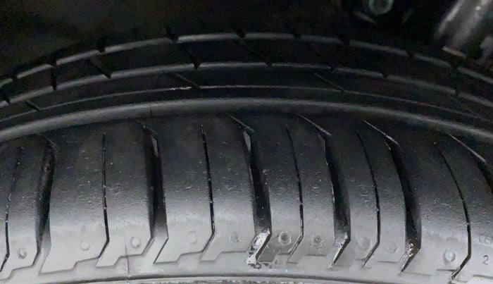 2017 Volkswagen Vento HIGHLINE 1.2 TSI AT, Petrol, Automatic, 45,916 km, Left Rear Tyre Tread