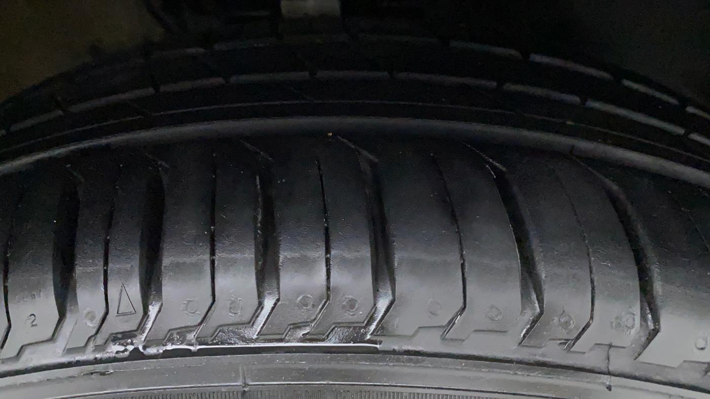 2017 Volkswagen Vento HIGHLINE 1.2 TSI AT, Petrol, Automatic, 45,916 km, Right Front Tyre Tread