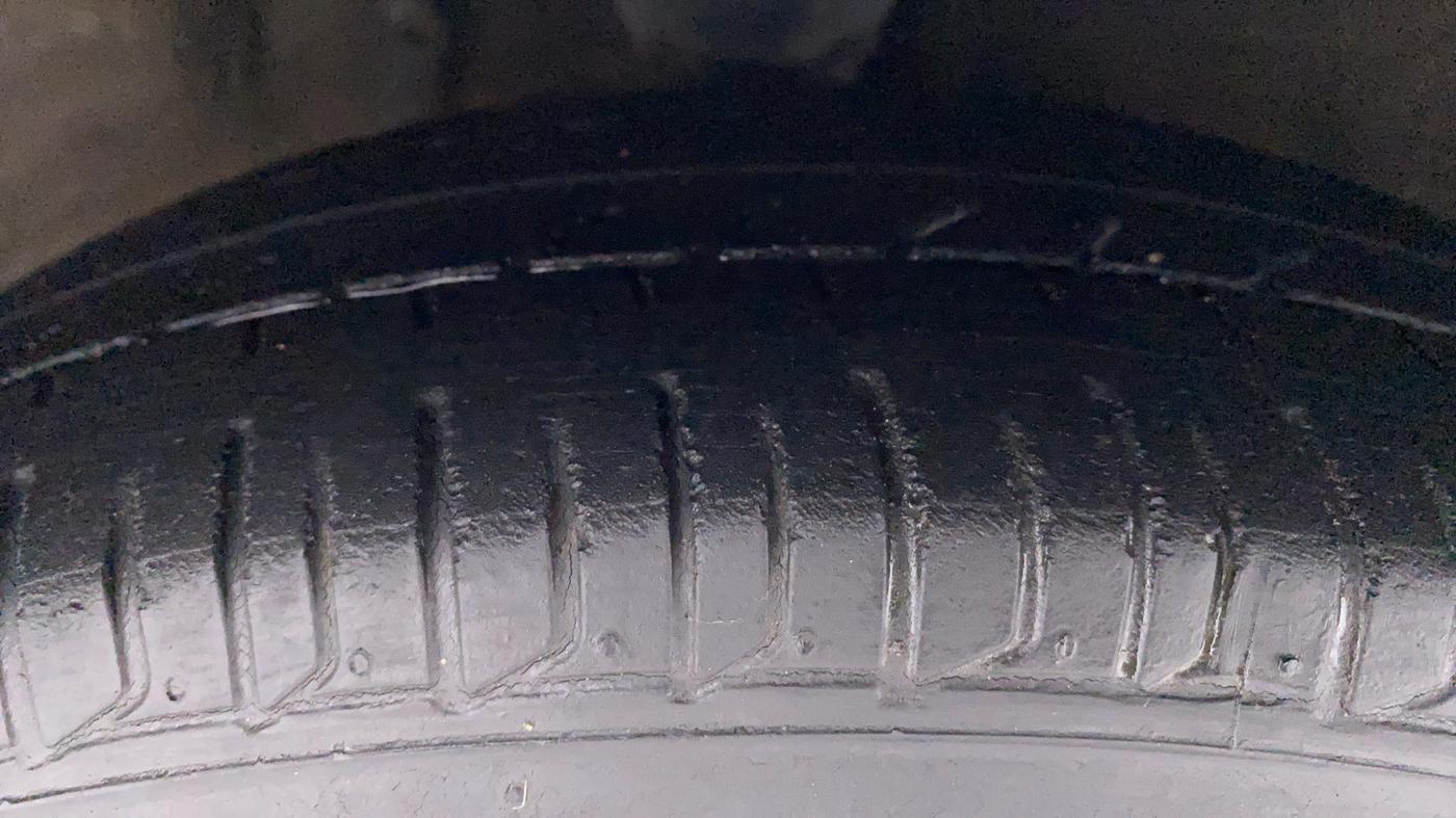 2016 Hyundai i10 SPORTZ 1.1 IRDE2, Petrol, Manual, Right Front Tyre Tread