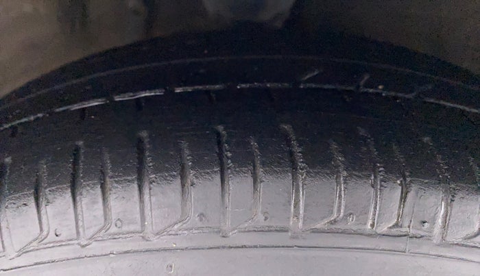 2016 Hyundai i10 SPORTZ 1.1 IRDE2, Petrol, Manual, Right Front Tyre Tread