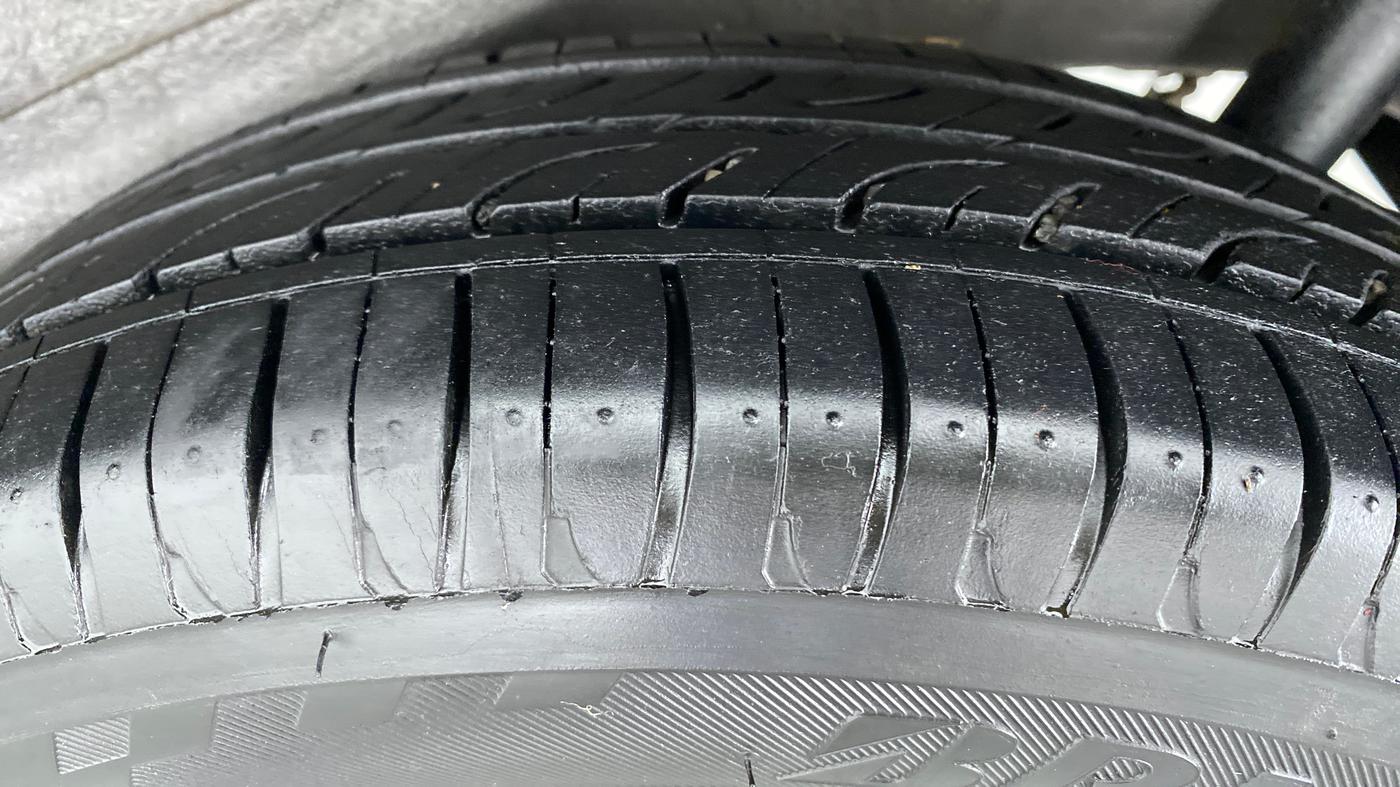 2014 Maruti Wagon R 1.0 VXI, Petrol, Manual, 52,728 km, Left Rear Tyre Tread