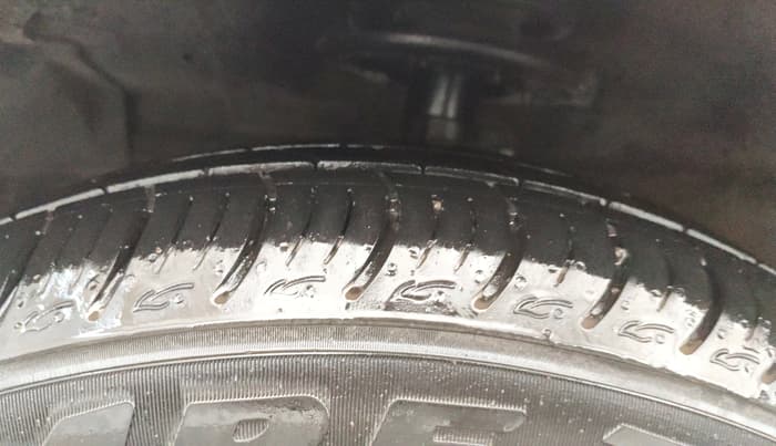 2017 Maruti Ciaz ZETA 1.4  MT PETROL, CNG, Manual, 78,293 km, Left Front Tyre Tread