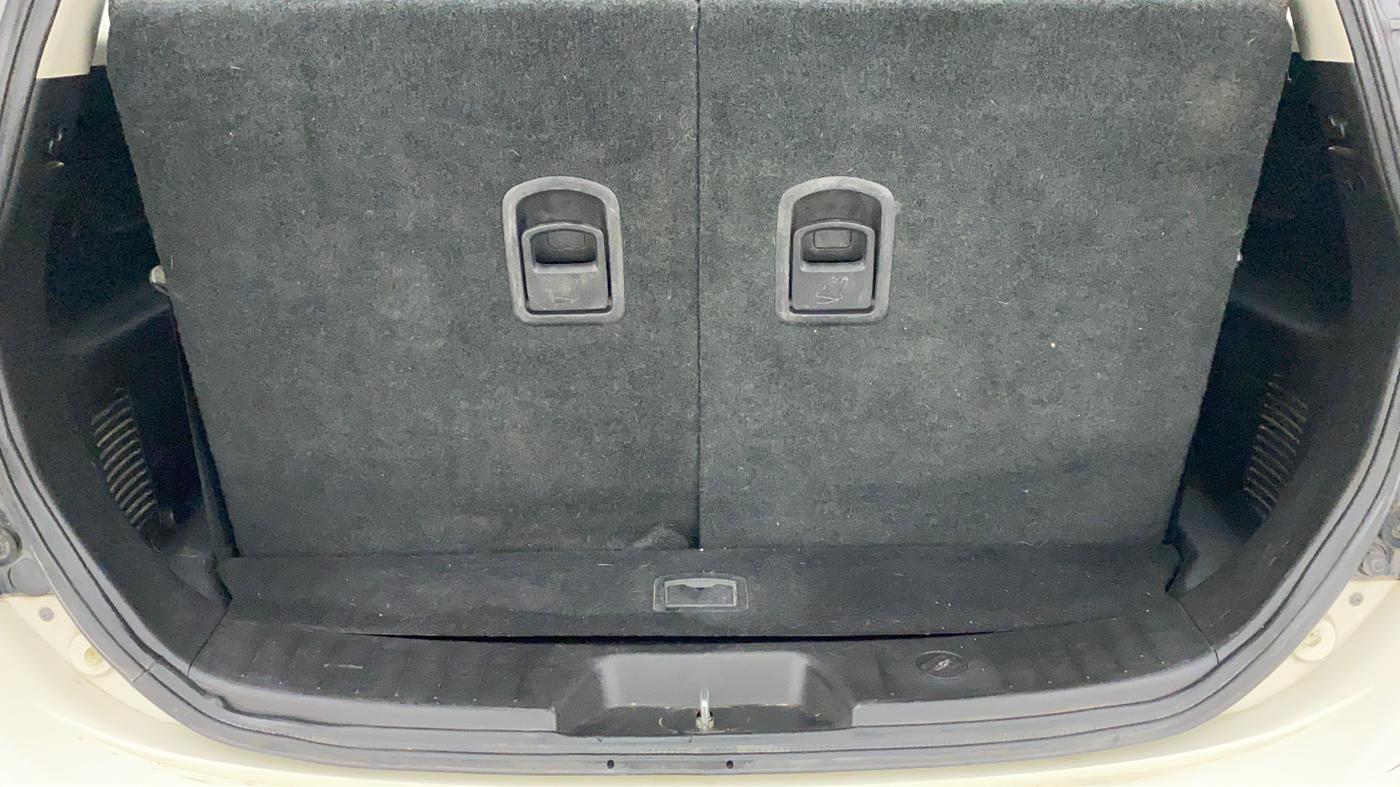 2018 Mahindra XUV500 W5 FWD, Diesel, Manual, 76,723 km, Boot Inside