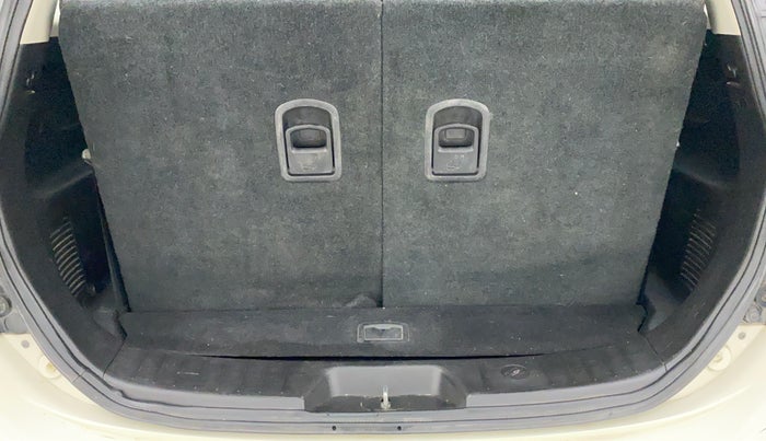 2018 Mahindra XUV500 W5 FWD, Diesel, Manual, 76,723 km, Boot Inside