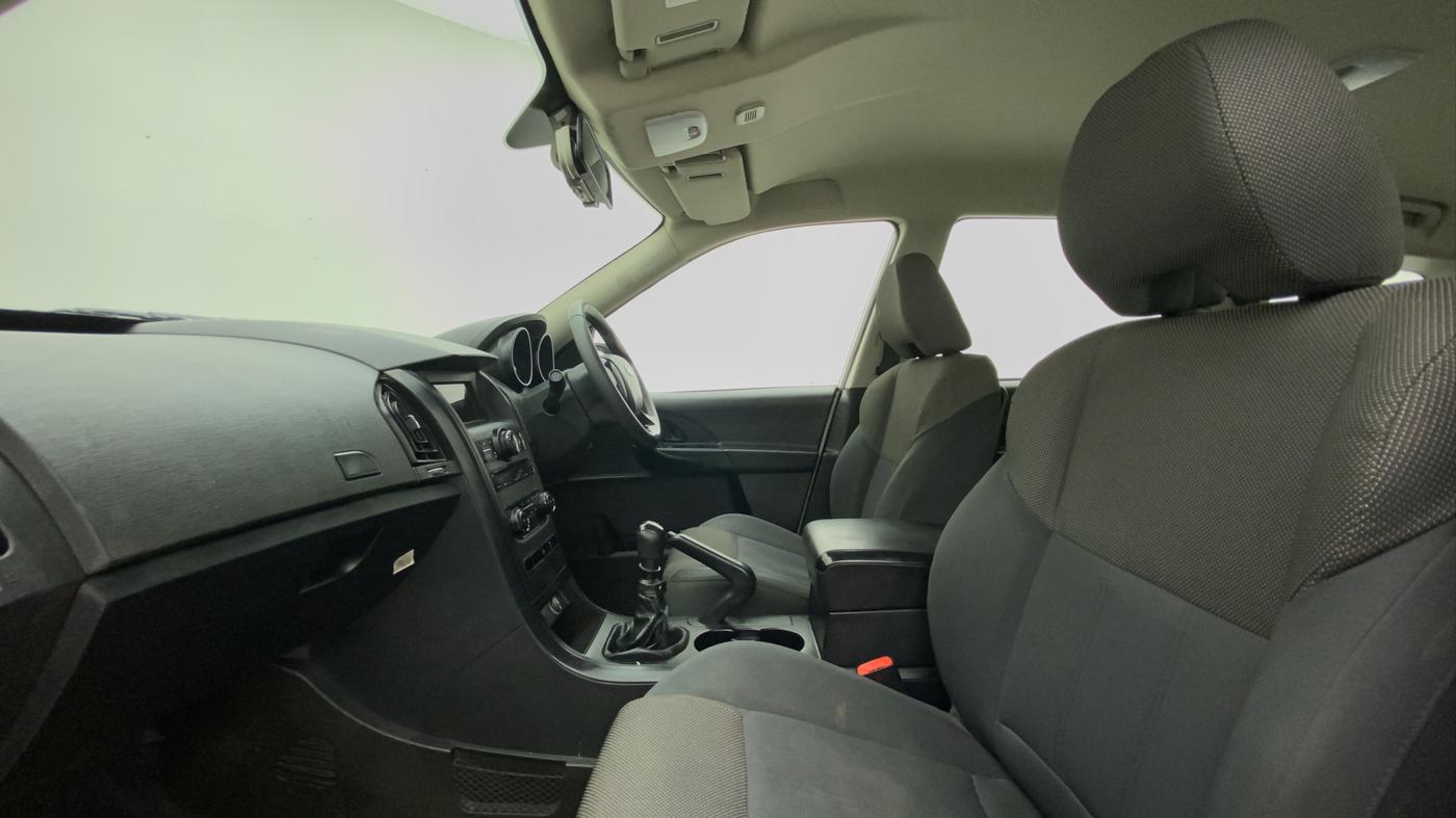 2018 Mahindra XUV500 W5 FWD, Diesel, Manual, 76,723 km, Right Side Front Door Cabin