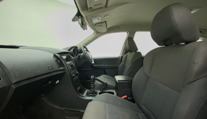 2018 Mahindra XUV500 W5 FWD, Diesel, Manual, 76,723 km, Right Side Front Door Cabin