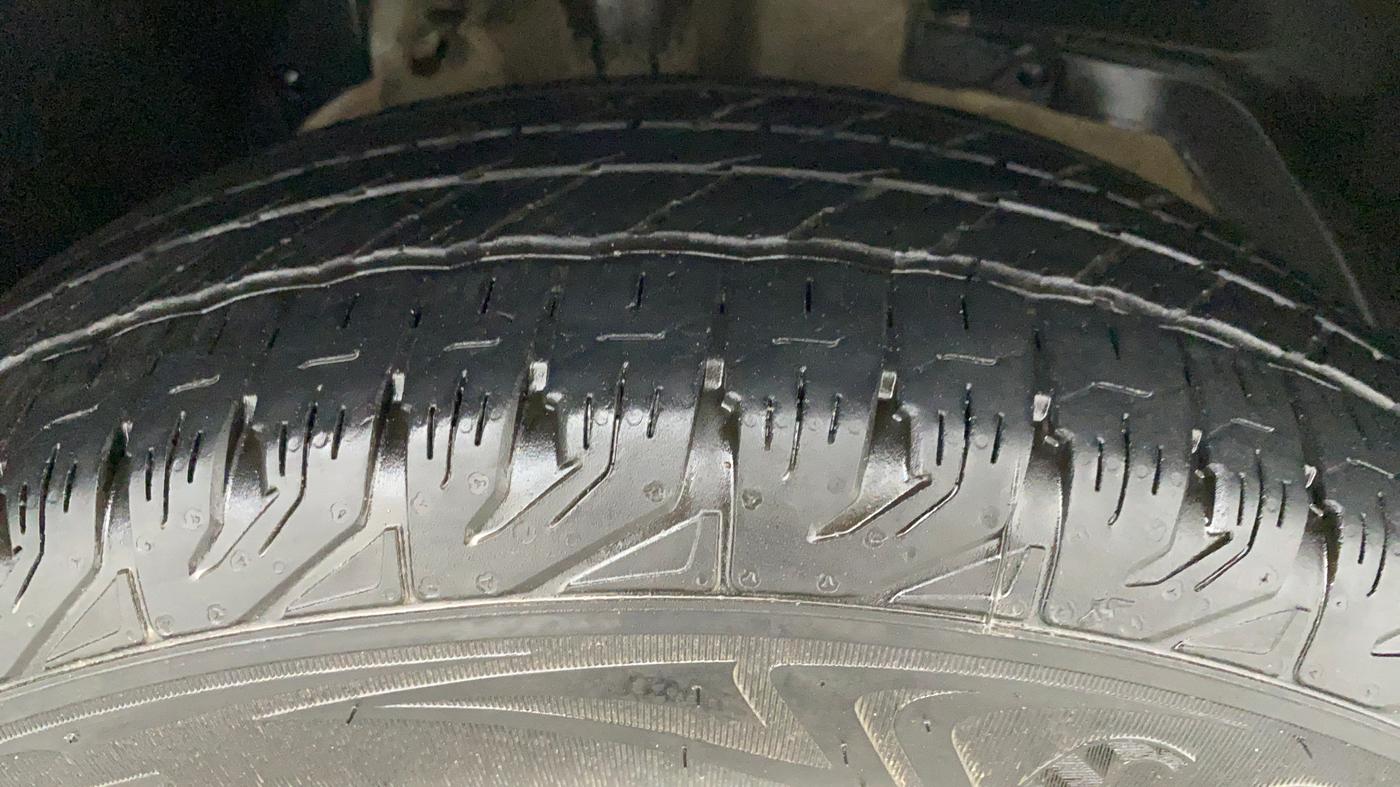 2018 Mahindra XUV500 W5 FWD, Diesel, Manual, 76,723 km, Right Front Tyre Tread