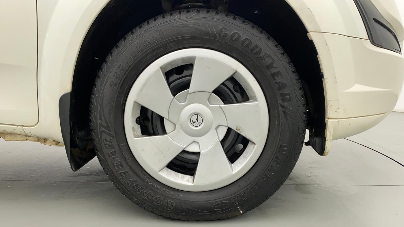 2018 Mahindra XUV500 W5 FWD, Diesel, Manual, 76,723 km, Right Front Wheel