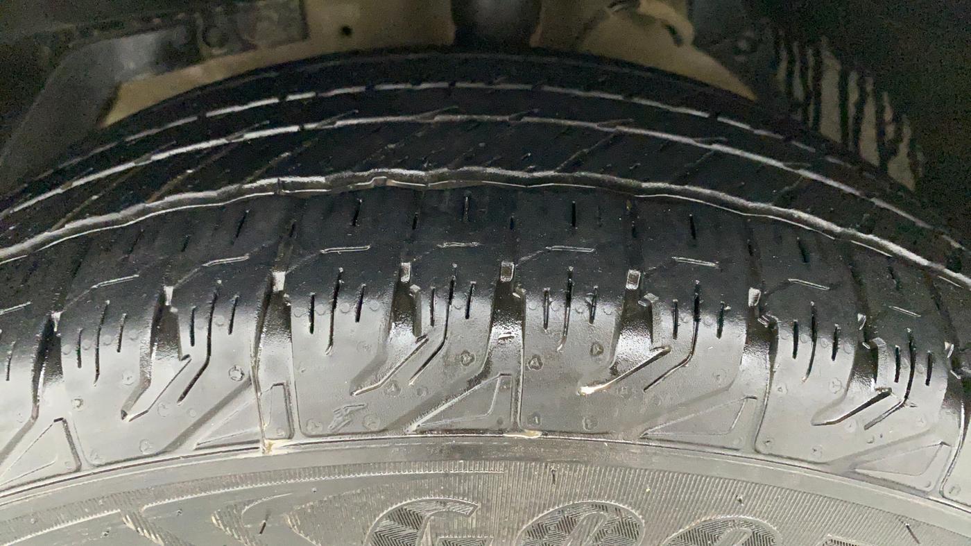 2018 Mahindra XUV500 W5 FWD, Diesel, Manual, 76,723 km, Left Front Tyre Tread