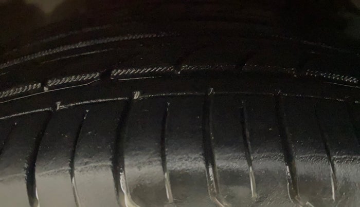 2020 Ford New Figo TITANIUM 1.2 PETROL MT, Petrol, Manual, 64,216 km, Left Front Tyre Tread