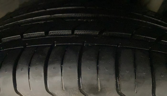 2020 Ford New Figo TITANIUM 1.2 PETROL MT, Petrol, Manual, 64,216 km, Left Rear Tyre Tread