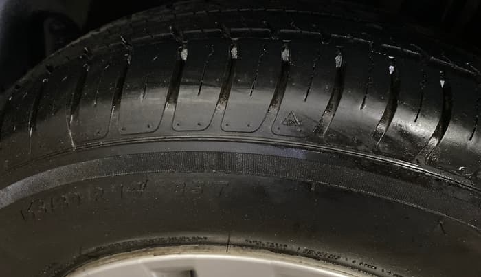 2015 Maruti Swift LXI (O), Petrol, Manual, 50,195 km, Left Rear Tyre Tread