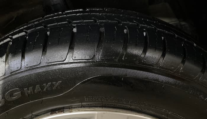 2015 Maruti Swift LXI (O), Petrol, Manual, 50,195 km, Right Front Tyre Tread