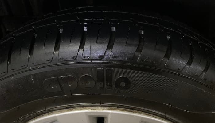 2015 Maruti Swift LXI (O), Petrol, Manual, 50,195 km, Right Rear Tyre Tread