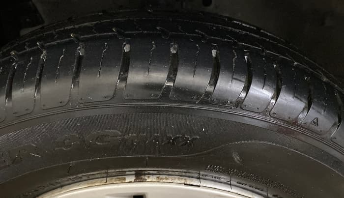 2015 Maruti Swift LXI (O), Petrol, Manual, 50,195 km, Left Front Tyre Tread