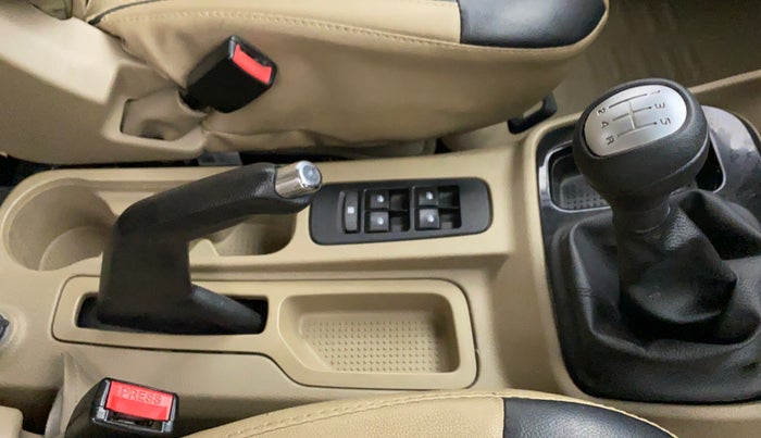 2016 Mahindra TUV300 T8, Diesel, Manual, 51,412 km, Gear Lever