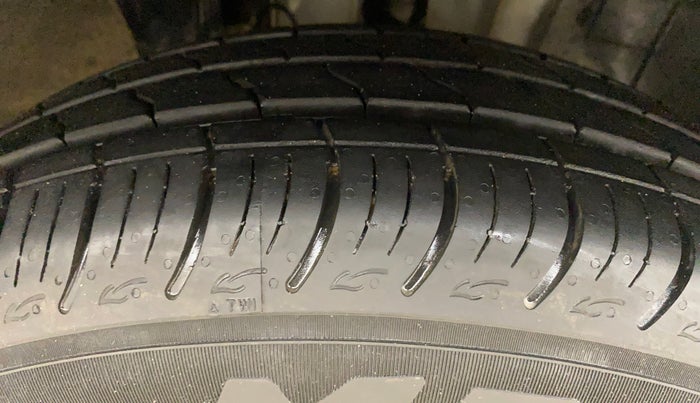 2022 Renault TRIBER RXZ AMT DUAL TONE, Petrol, Automatic, 30,814 km, Right Front Tyre Tread