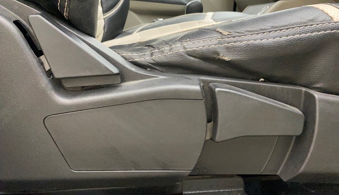 2022 Renault TRIBER RXZ AMT DUAL TONE, Petrol, Automatic, 30,814 km, Driver Side Adjustment Panel