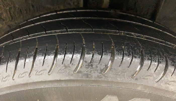 2022 Renault TRIBER RXZ AMT DUAL TONE, Petrol, Automatic, 30,814 km, Left Rear Tyre Tread